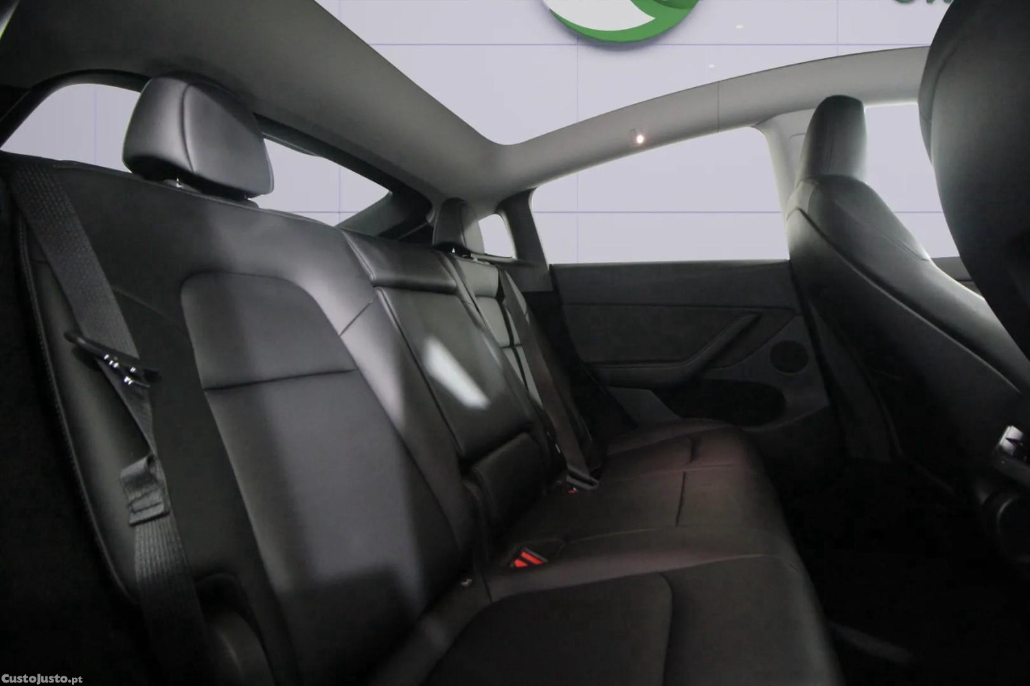 Tesla Model Y Standard — fotografia 3