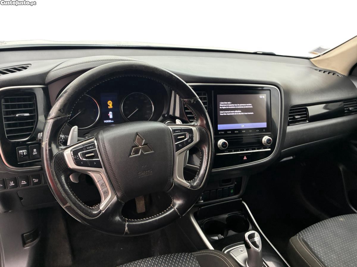 Mitsubishi Outlander 2.4 PHEV Twin Motor Business 4WD - 19 foto 4