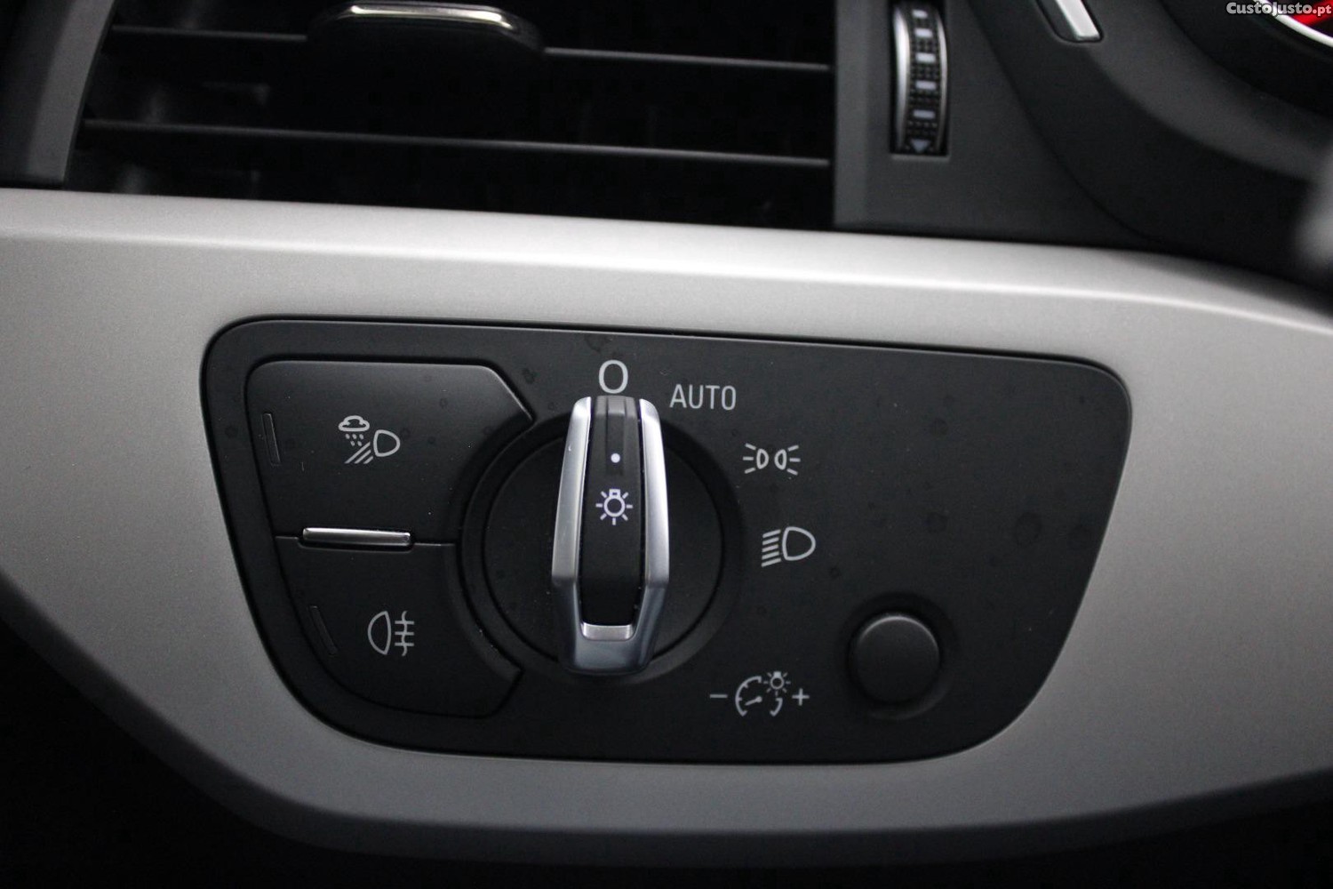 Audi A4 AVANT 30 TDI S-TRONIC — fotografia 30
