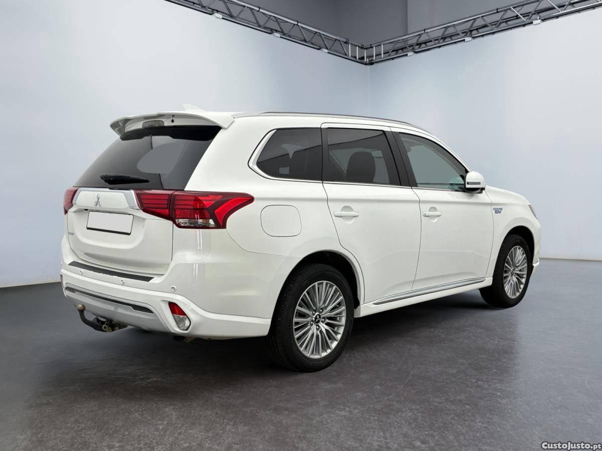 Mitsubishi Outlander 2.4 PHEV Twin Motor Business 4WD - 19 foto 2