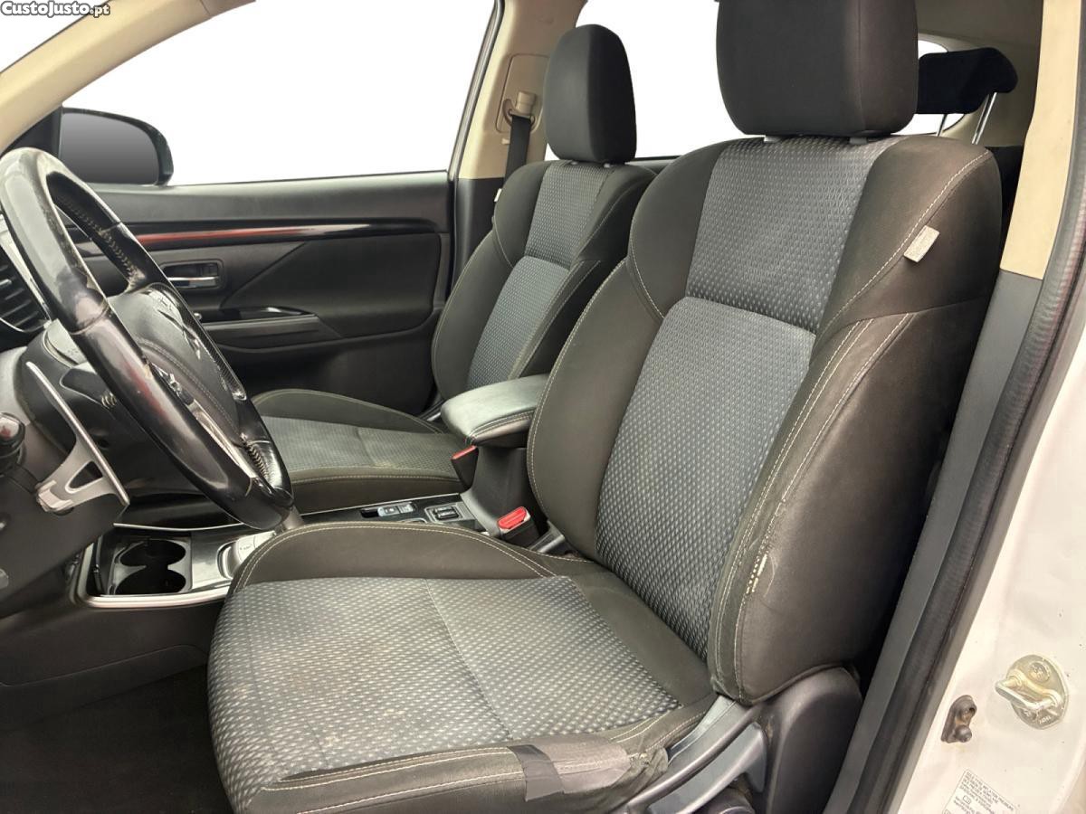 Mitsubishi Outlander 2.4 PHEV Twin Motor Business 4WD - 19 foto 3