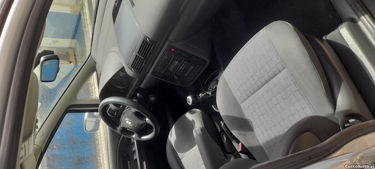 SEAT Alhambra Monovolume — fotografia 4