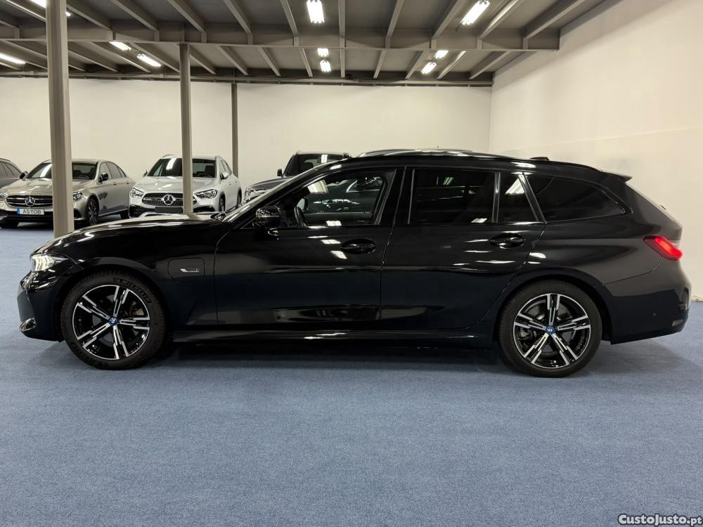 BMW 330 e Touring Pack M Aut — fotografia 17