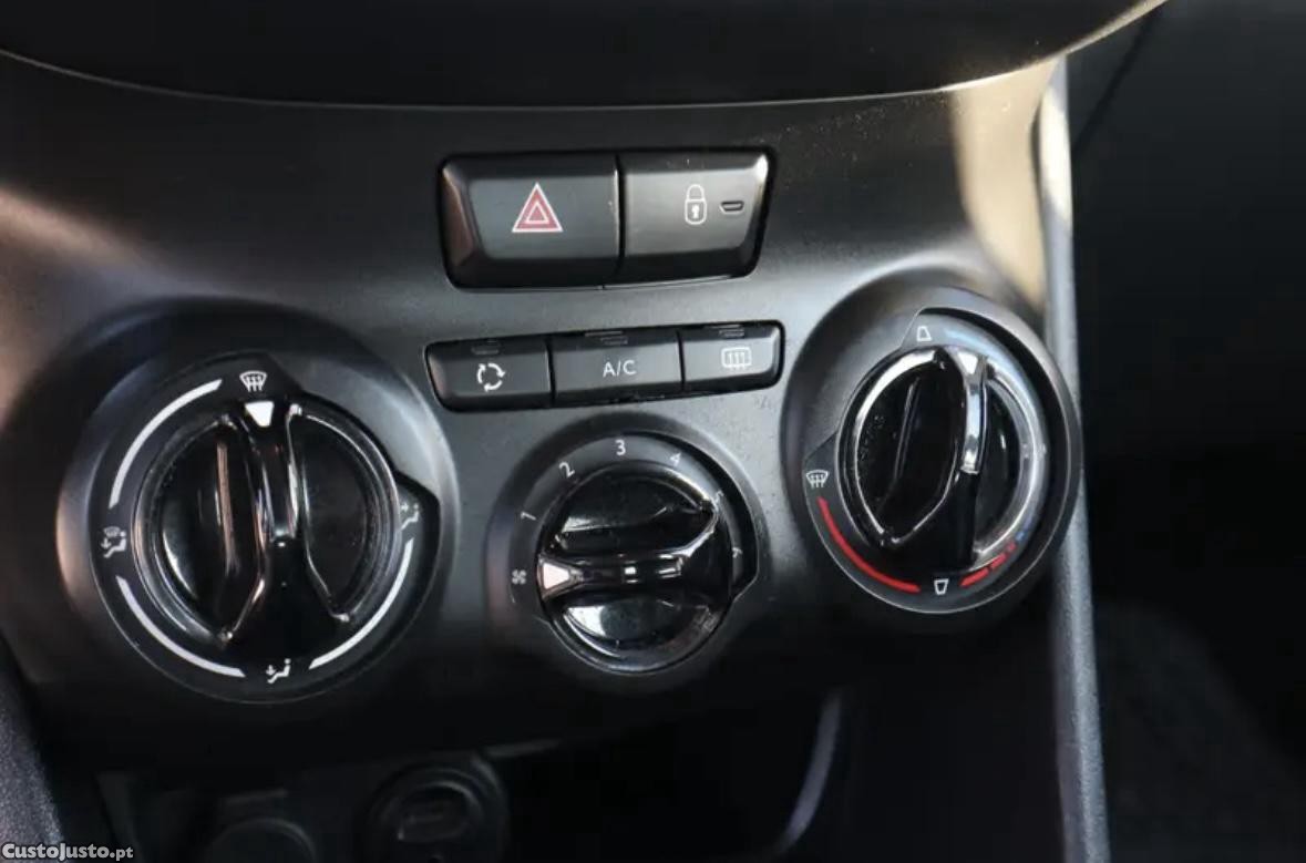 Peugeot 208 1.2 - 13 foto 2