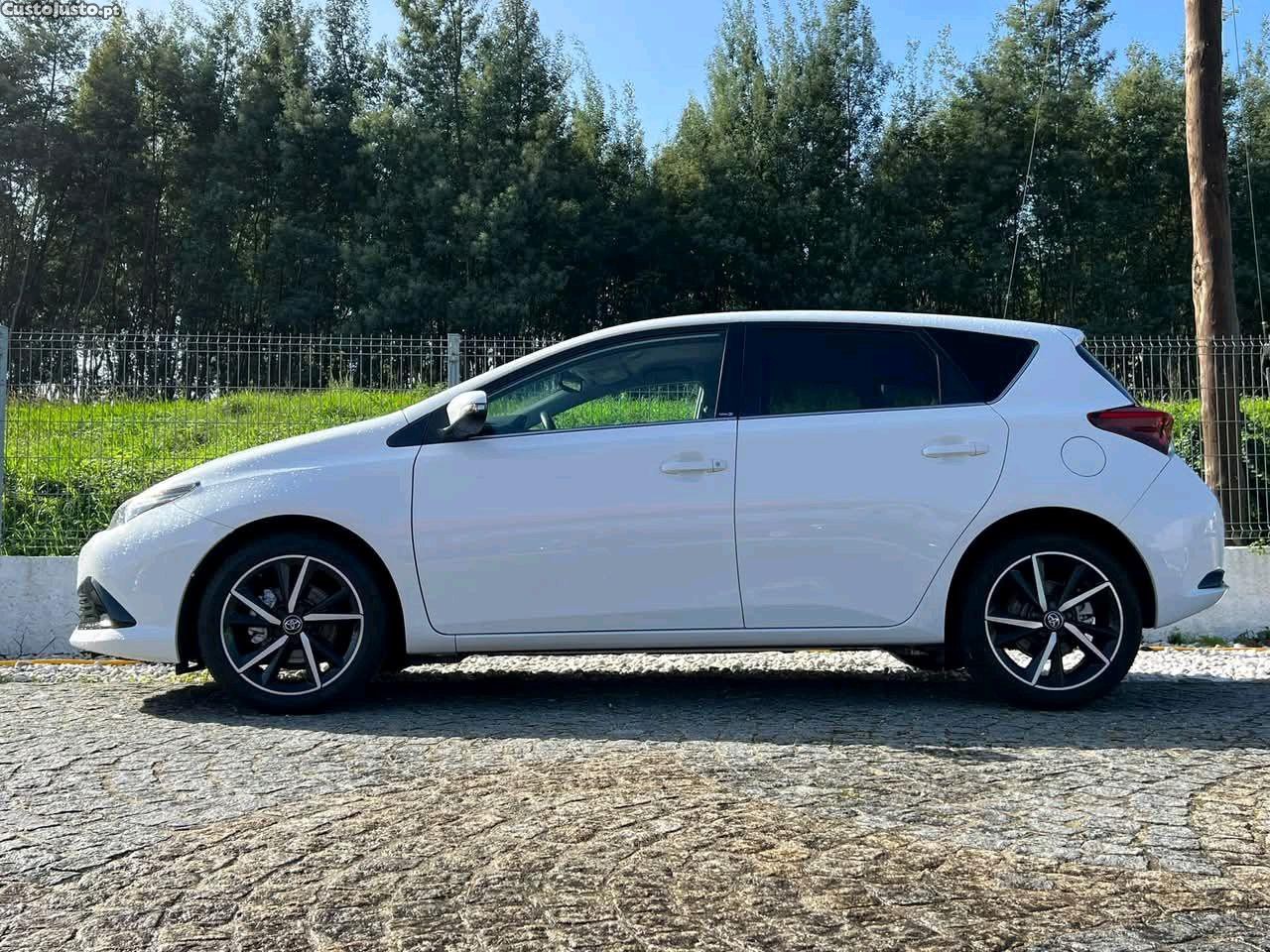Toyota Auris 1.2 Turbo — fotografia 4