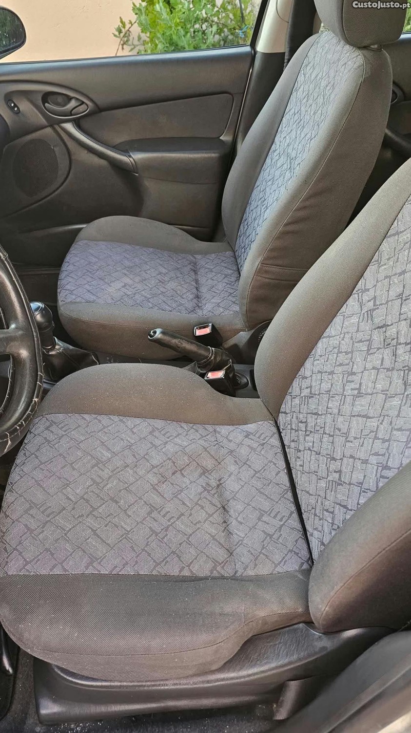 Ford Focus 1.4 — fotografia 2