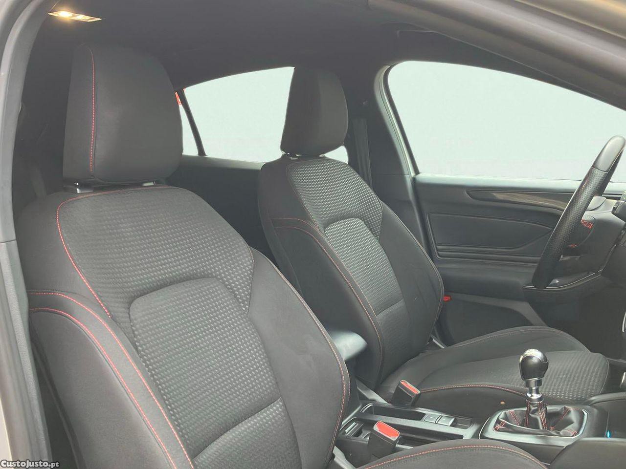 Ford Focus 1.0 EcoBoost MHEV ST-Line — fotografia 7