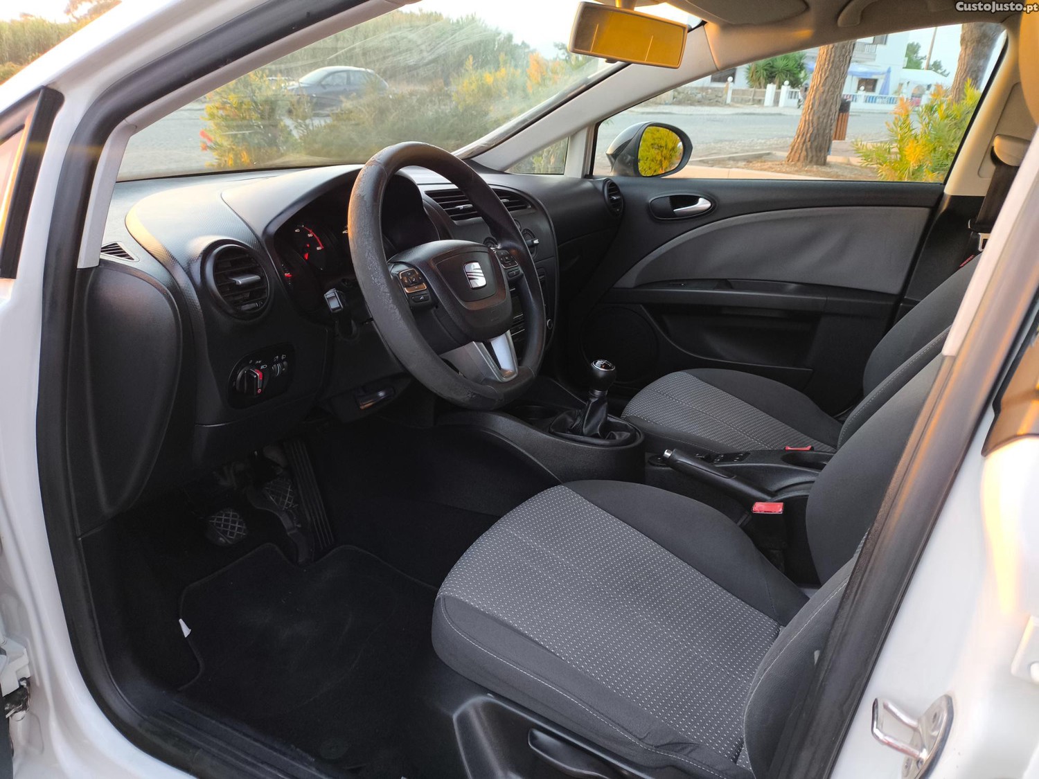 SEAT Leon 1.6TDi Ecomotive 105cv — fotografia 3