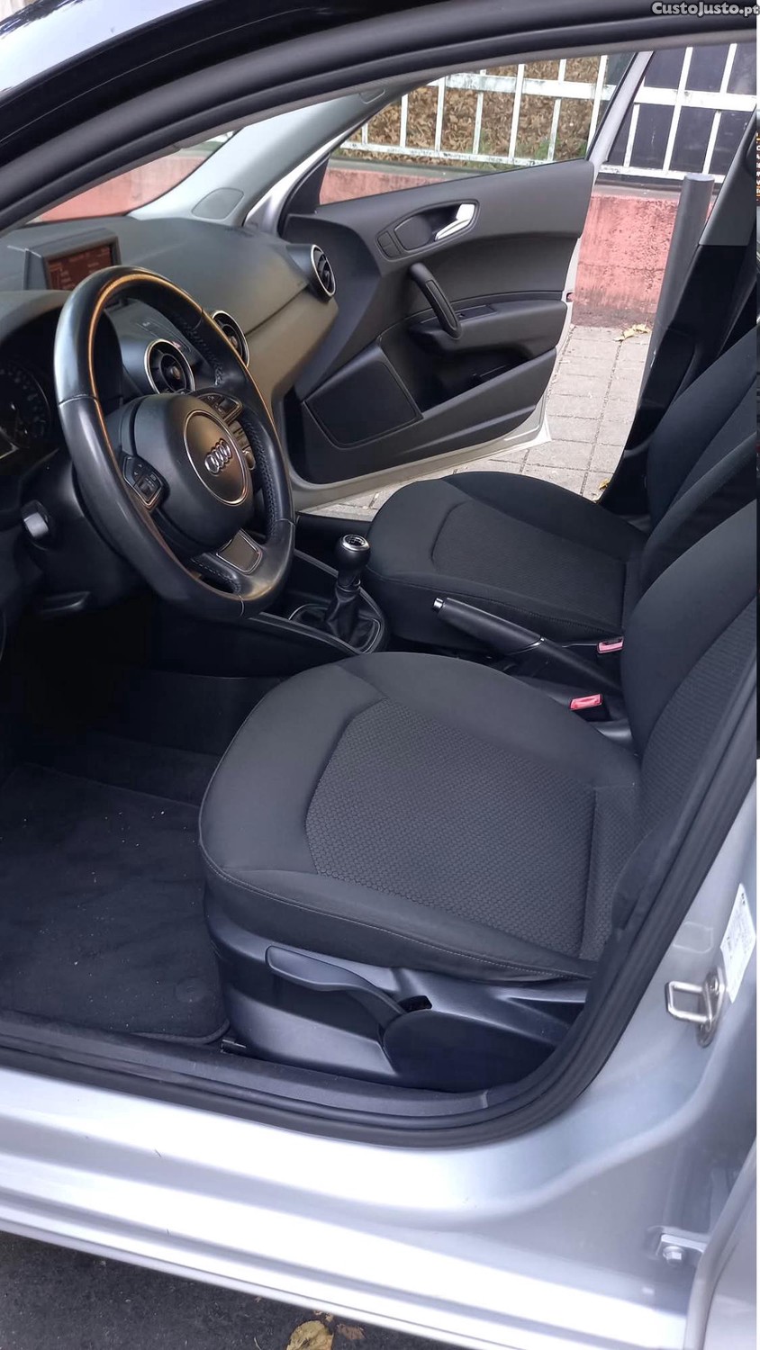 Audi A1 Sportback 1.6Tdi 90cv Nacional c/ livro revisoes — photo 3