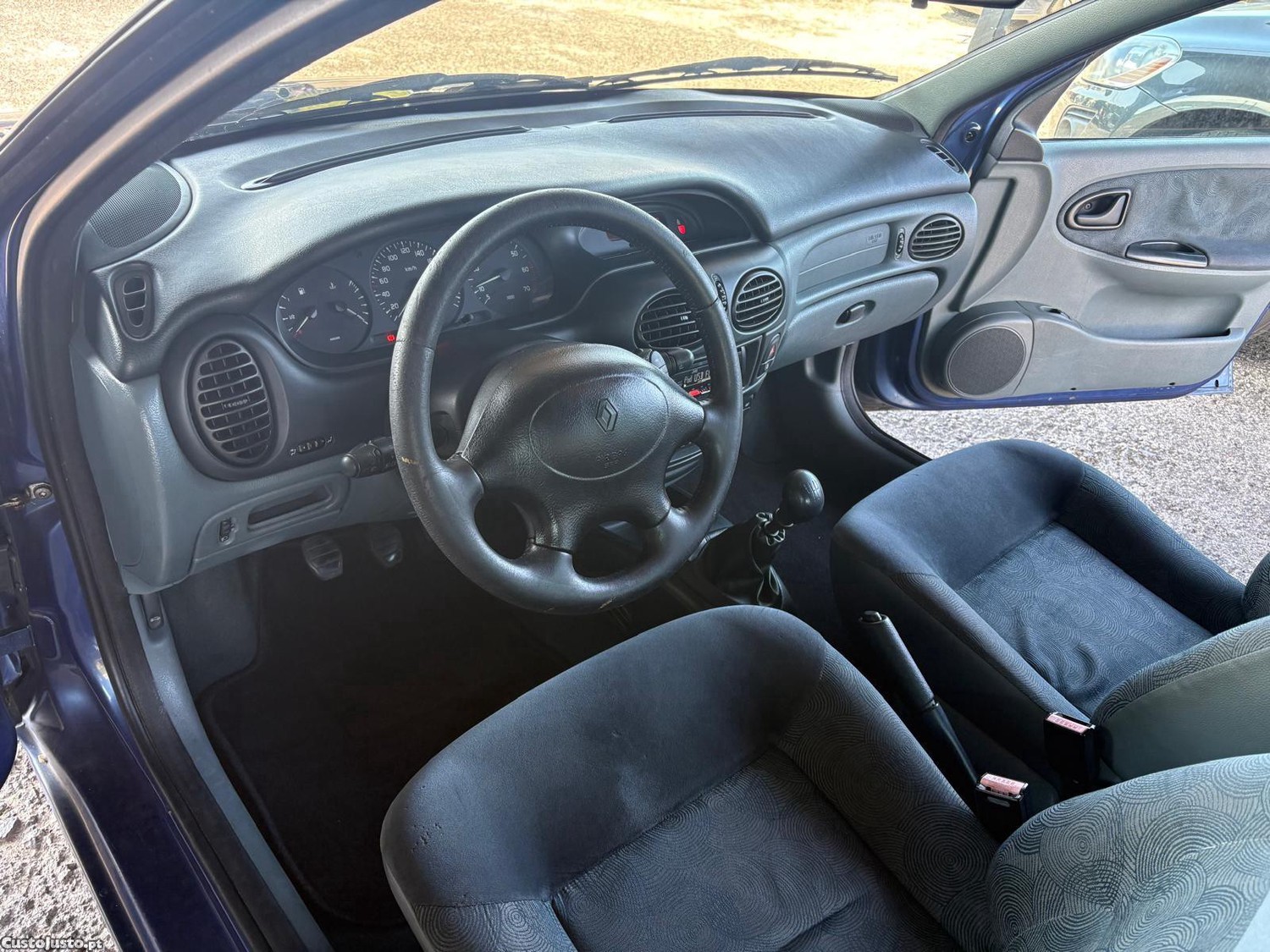 Renault Mégane 1.4 Symbol — fotografia 14