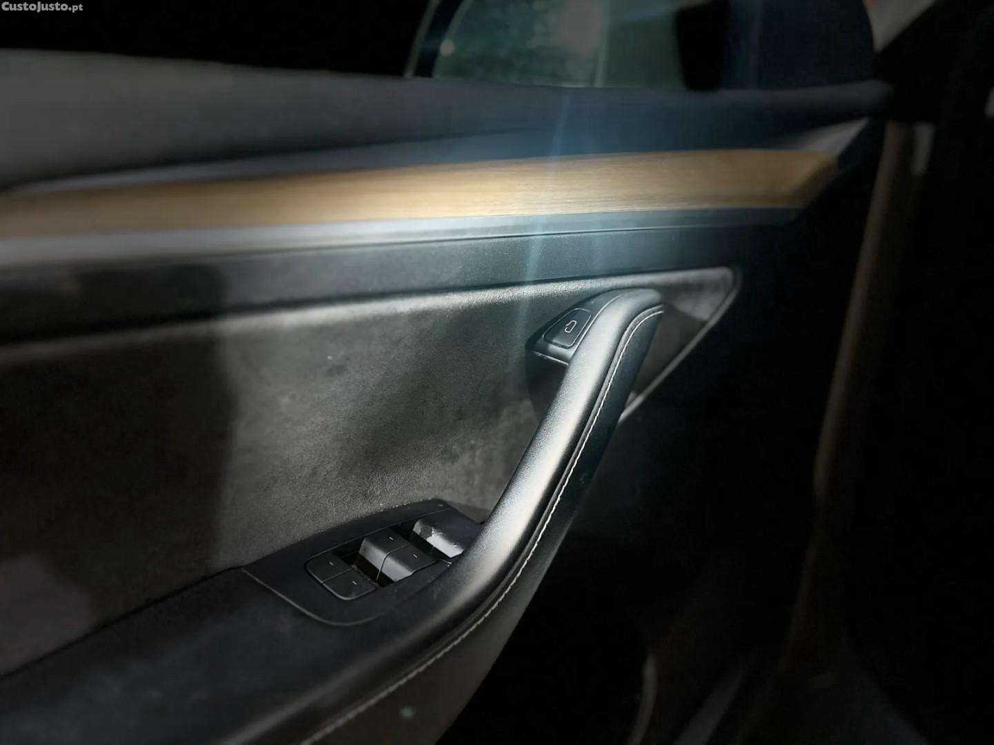 Tesla Model Y RWD — fotografia 2