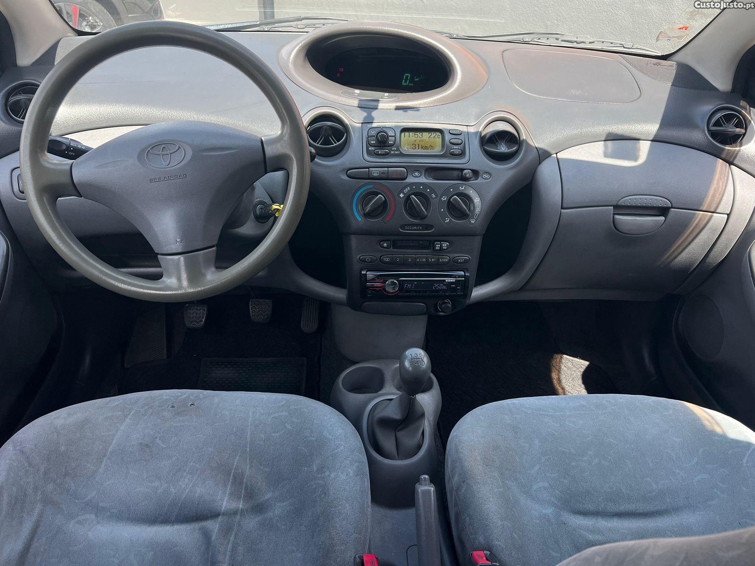 Toyota Yaris 1.0 Base C/Radio — fotografia 4