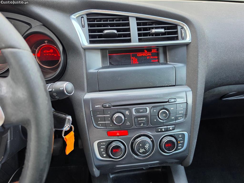 Citroën C4 1.6Hdi 114cv IVA DEDUTÍVEL 08/2013 — fotografia 4