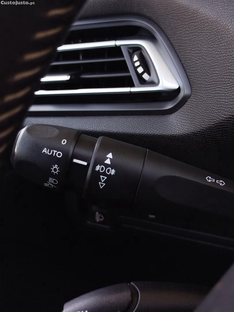 Peugeot 308 1.2 PureTech Style — fotografia 2