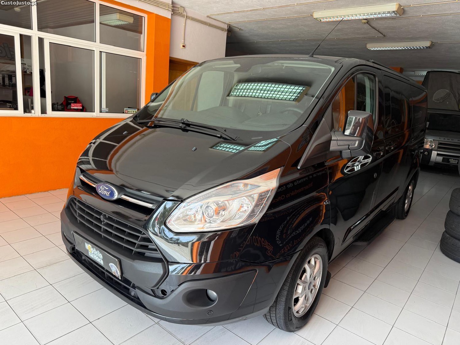 Ford Tourneo Custom 2.2 Duratorq TDCI 9 Lugares - 09 — photo 2