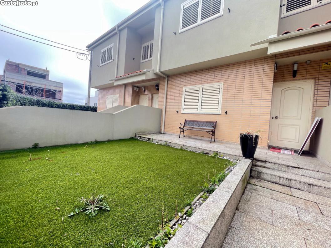 Andar Moradia T1+1 com Jardim e Garagem, a 1400m da Praia da Madalena!