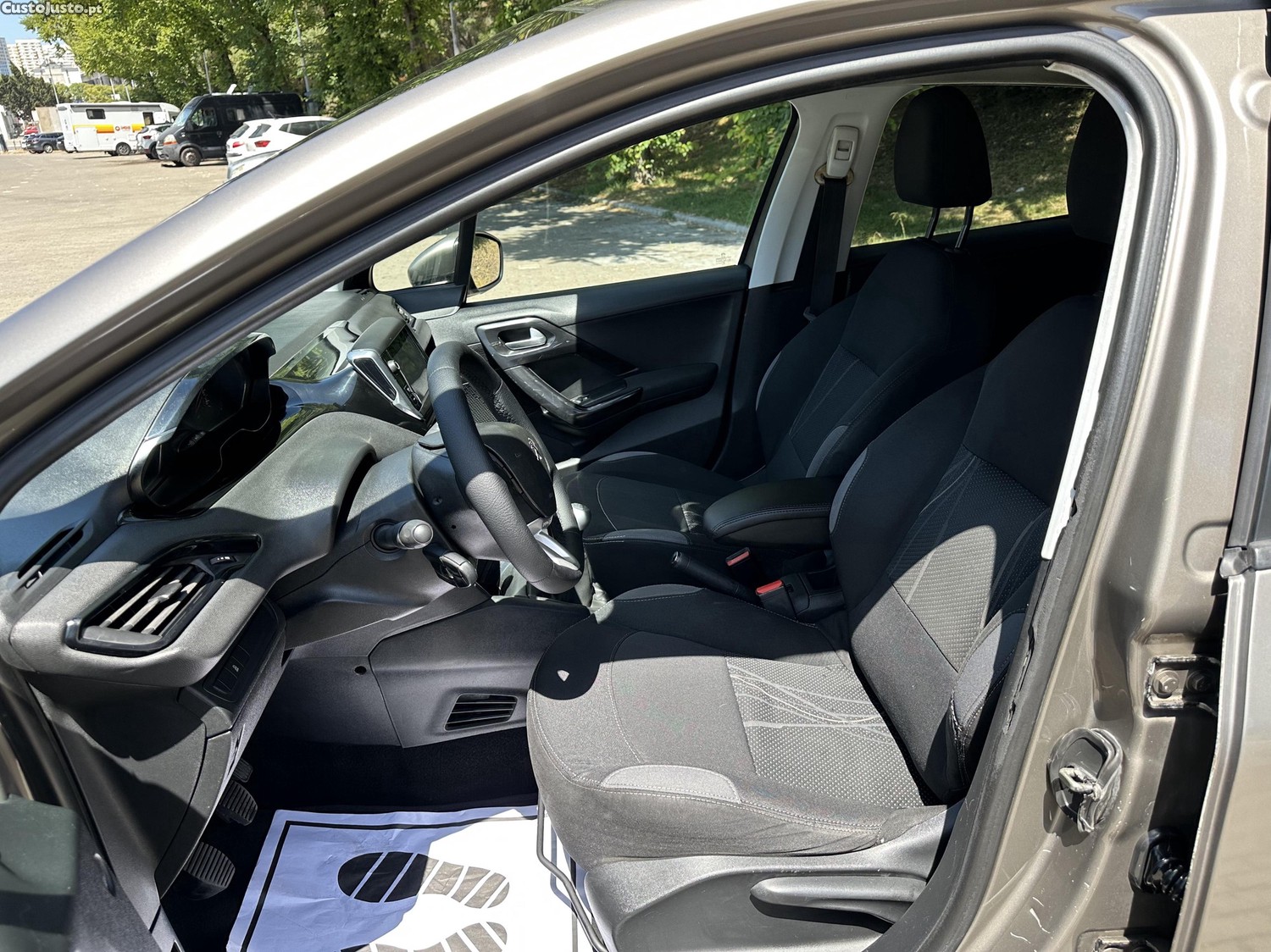Peugeot 208 1.4 Hdi — fotografia 8