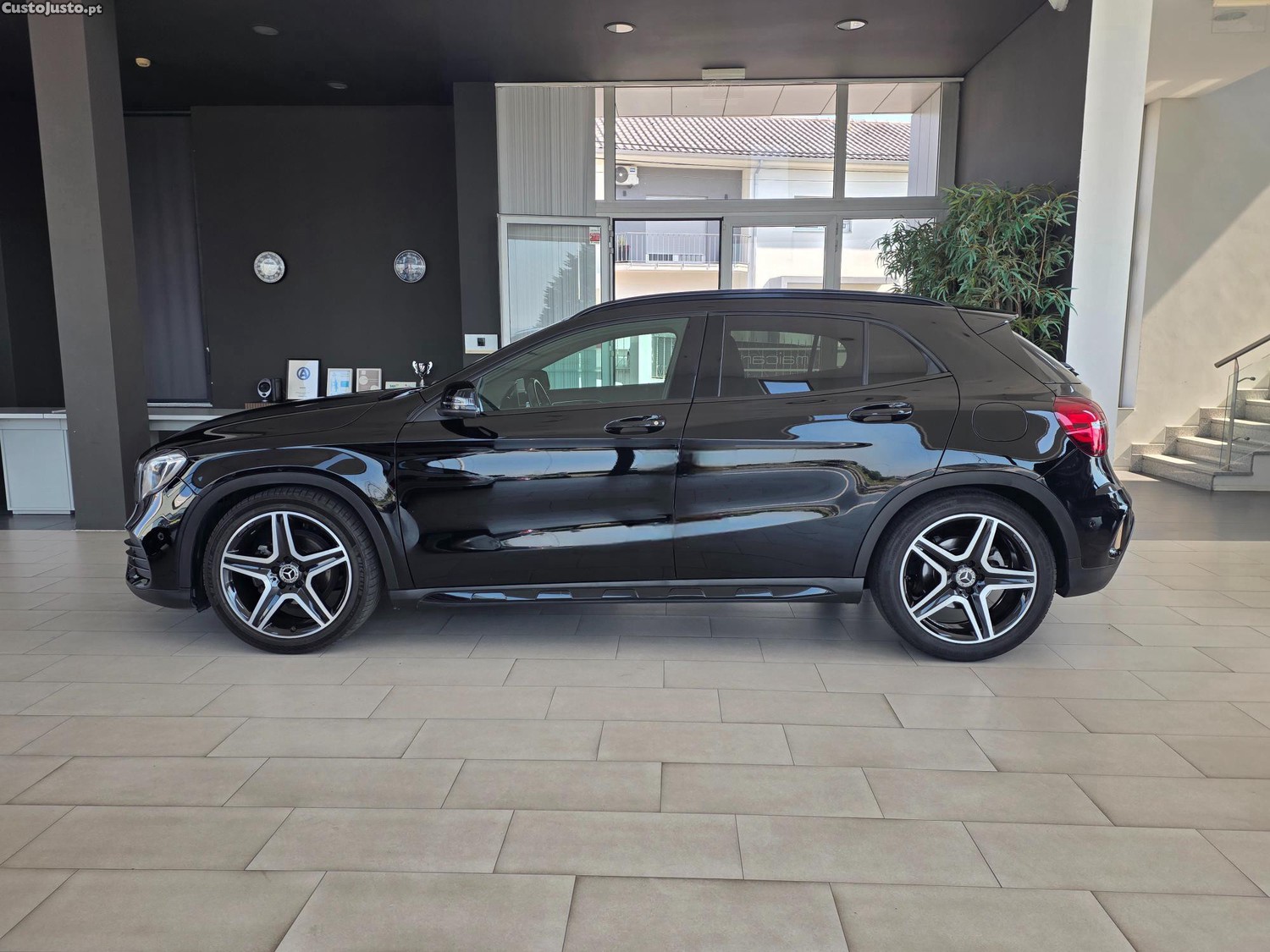 Mercedes-Benz GLA 200 d AMG LINE Caixa Automática — fotografia 3