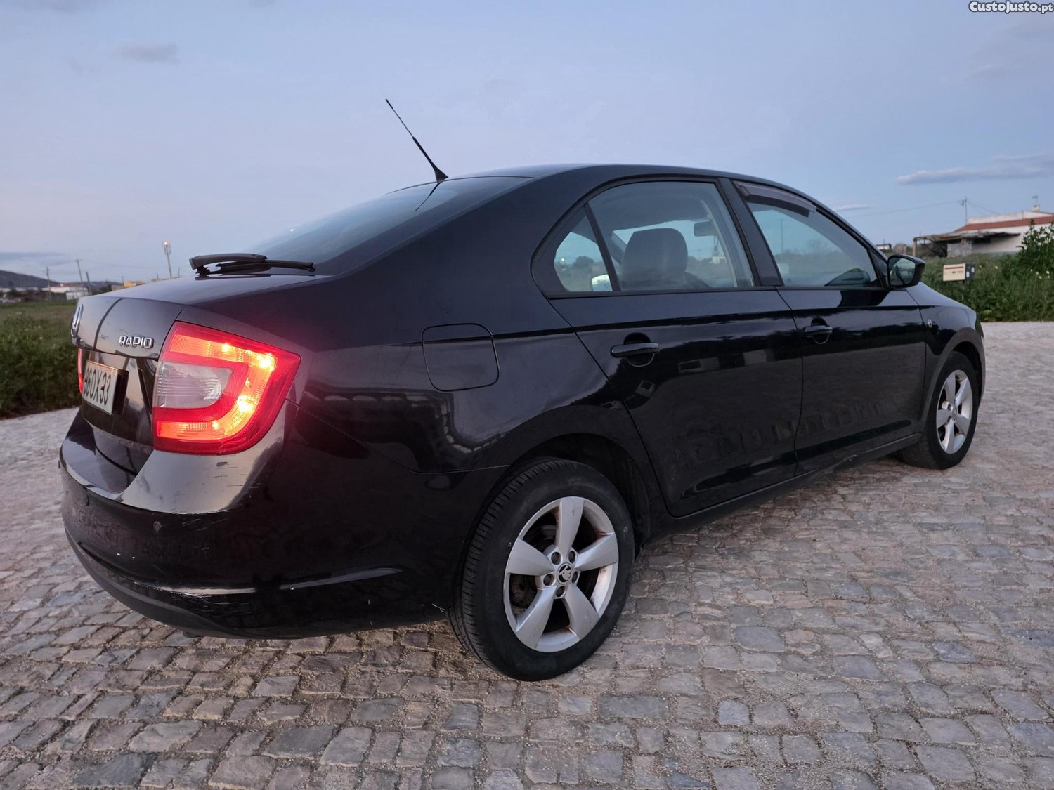 Skoda Rapid 1.6Tdi 105cv 5p — fotografia 8
