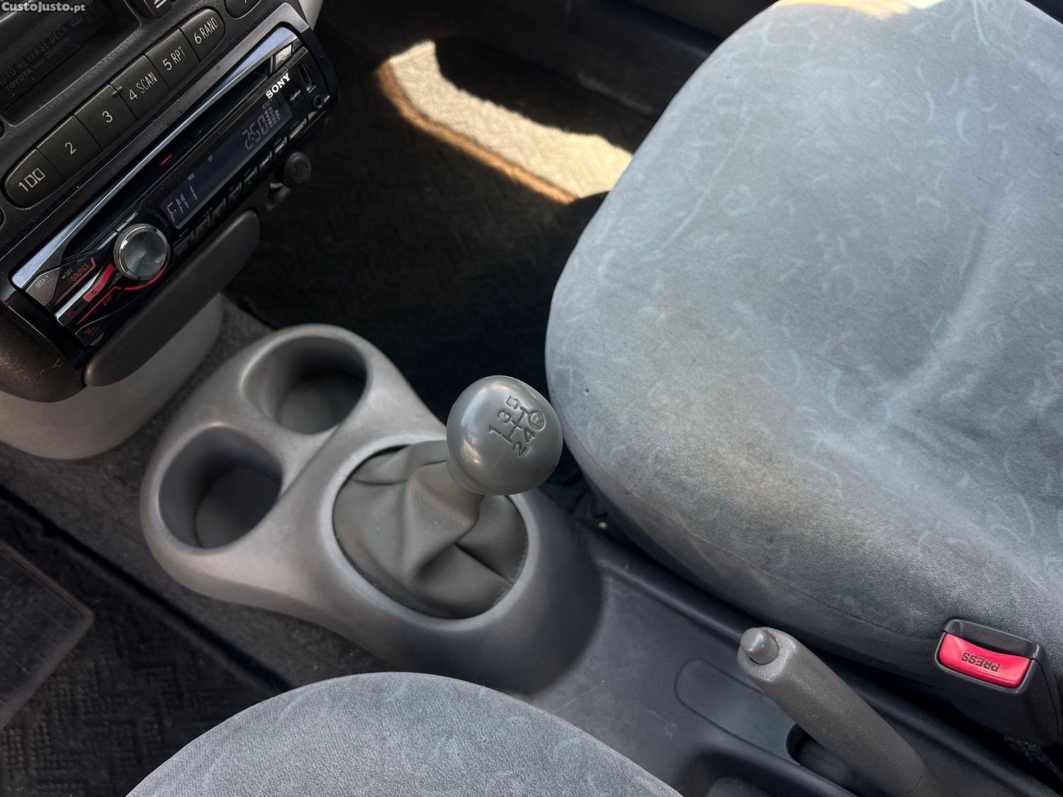 Toyota Yaris 1.0 Base C/Radio — fotografia 8
