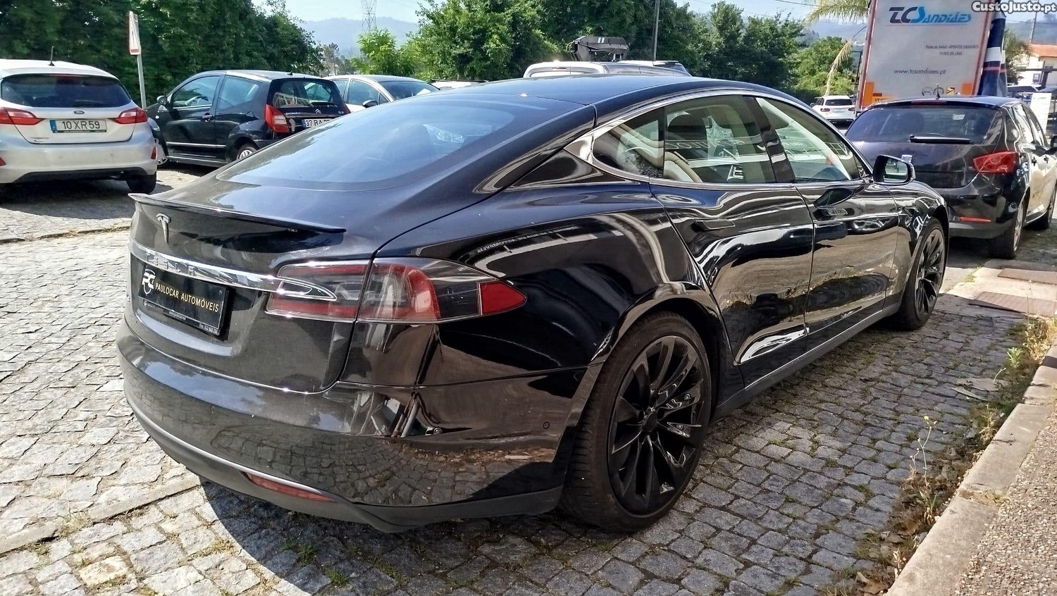 Tesla Model S 85 — fotografia 11