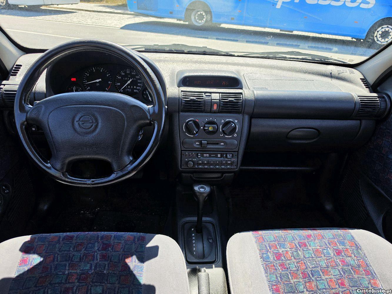Opel Corsa 1.4 cc Caixa Automática — fotografia 9