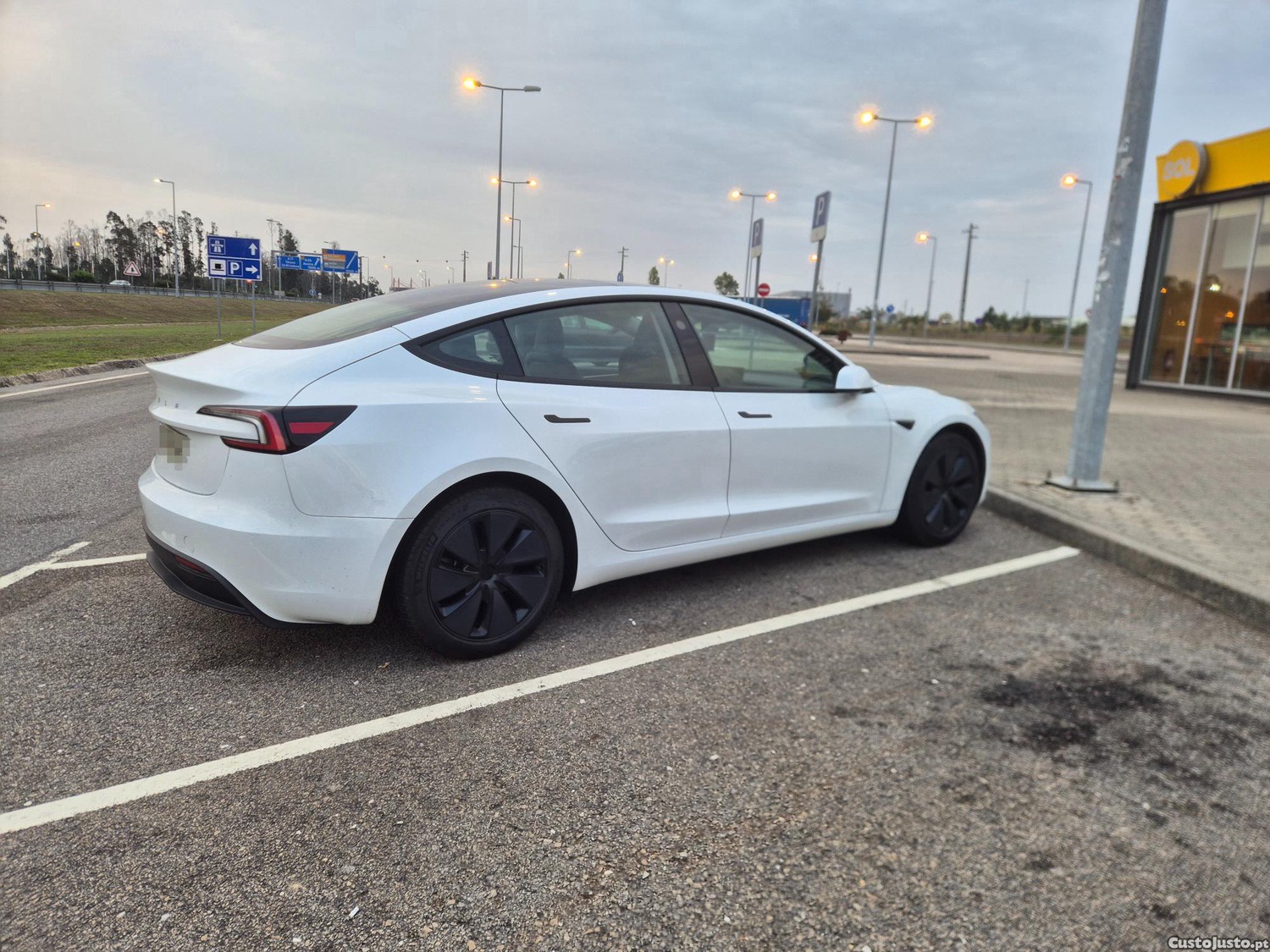 Tesla Model 3 3 — fotografia 10