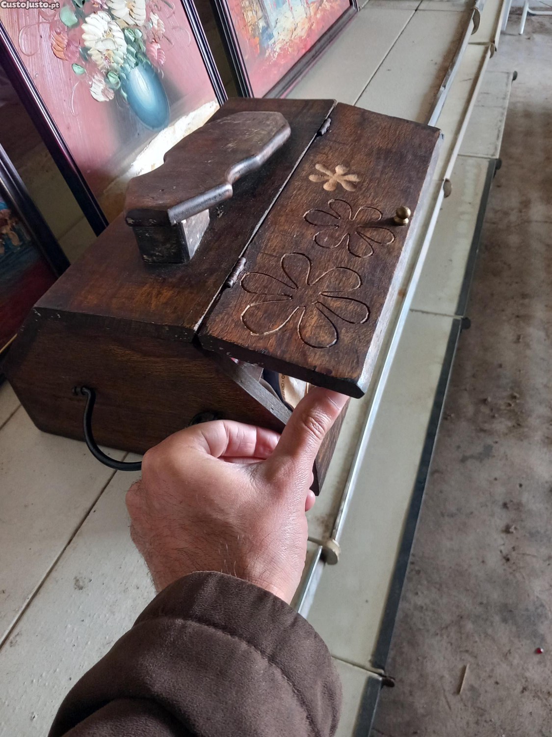 Caixa de madeira maciça para engraxar sapatos, Antiga, peça unica