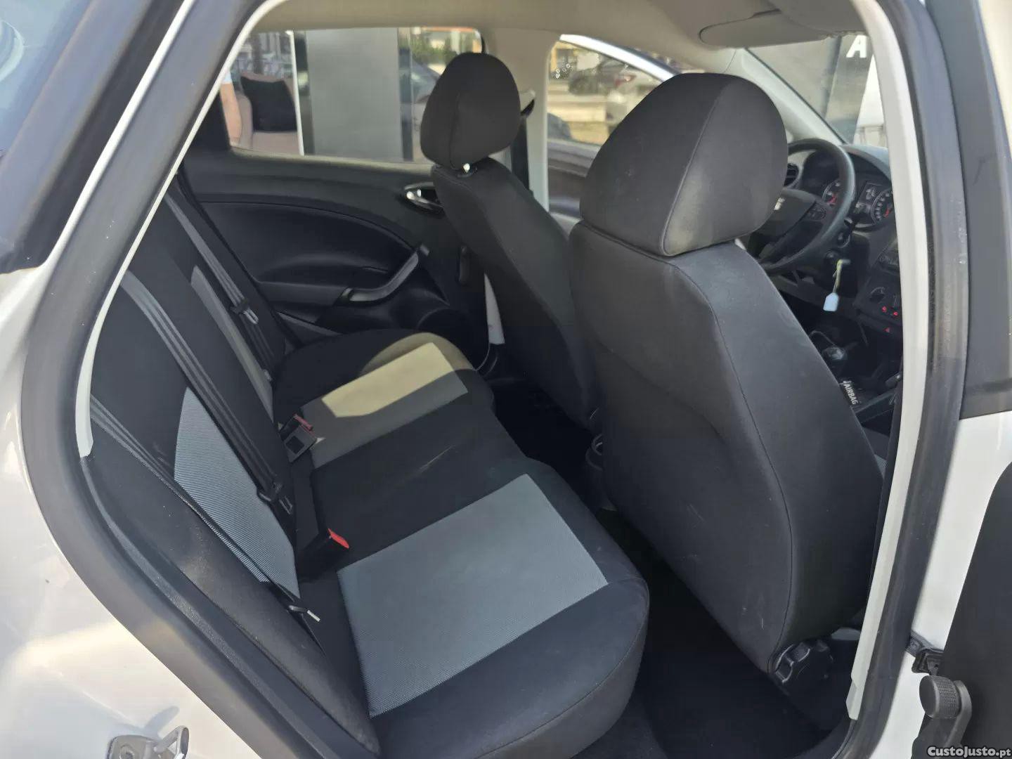 SEAT Ibiza 1.4 tdi reference — fotografia 2