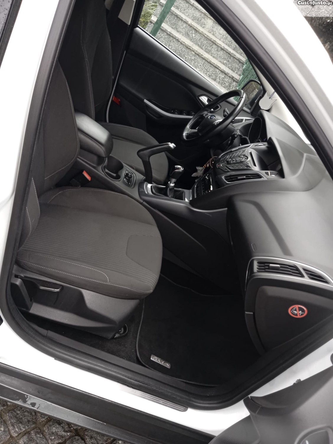 Ford Focus 1.0i 100cv 5 Portas — fotografia 8