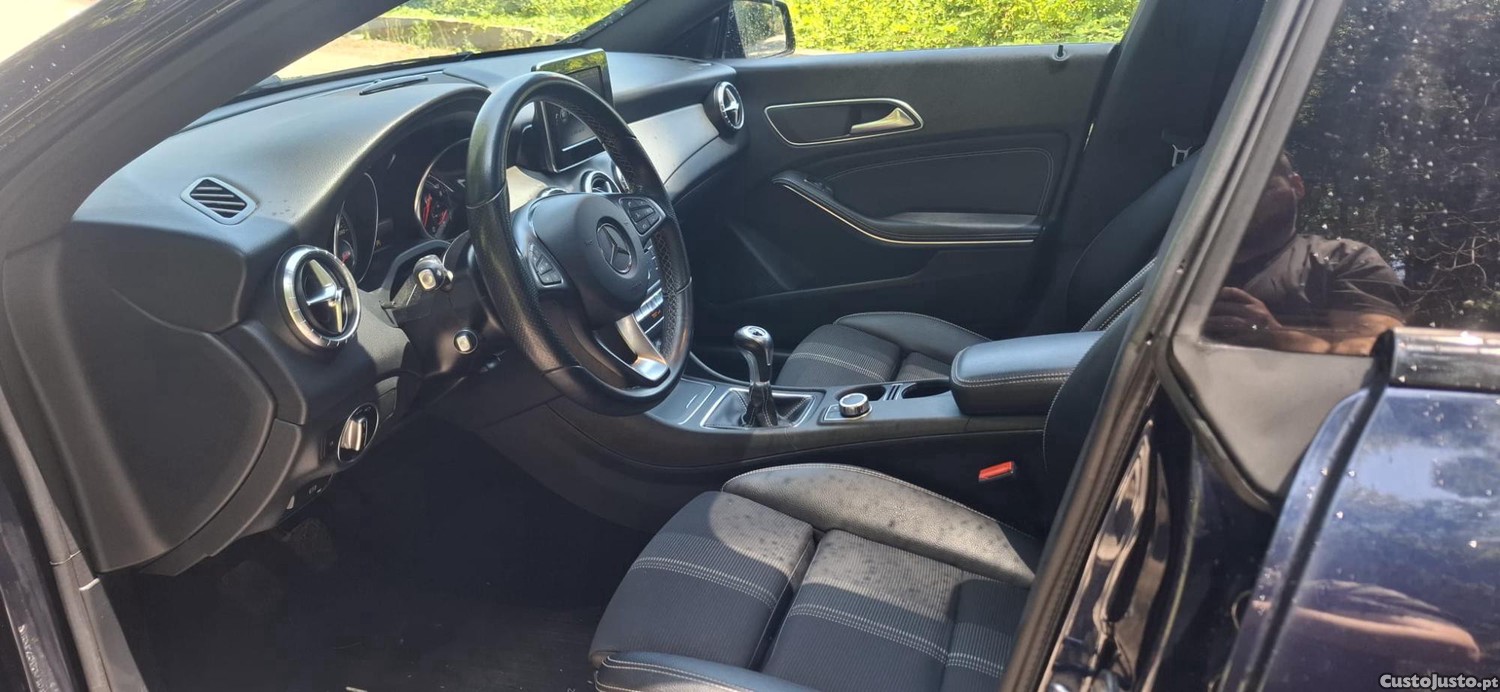 Mercedes-Benz CLA 180 Urban — fotografia 4