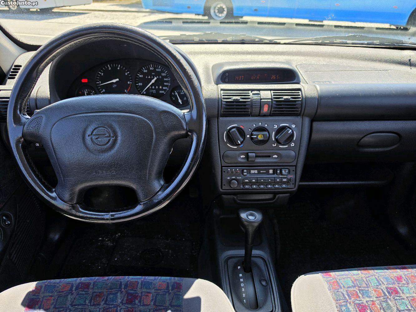 Opel Corsa 1.4 cc Caixa Automática — fotografia 7