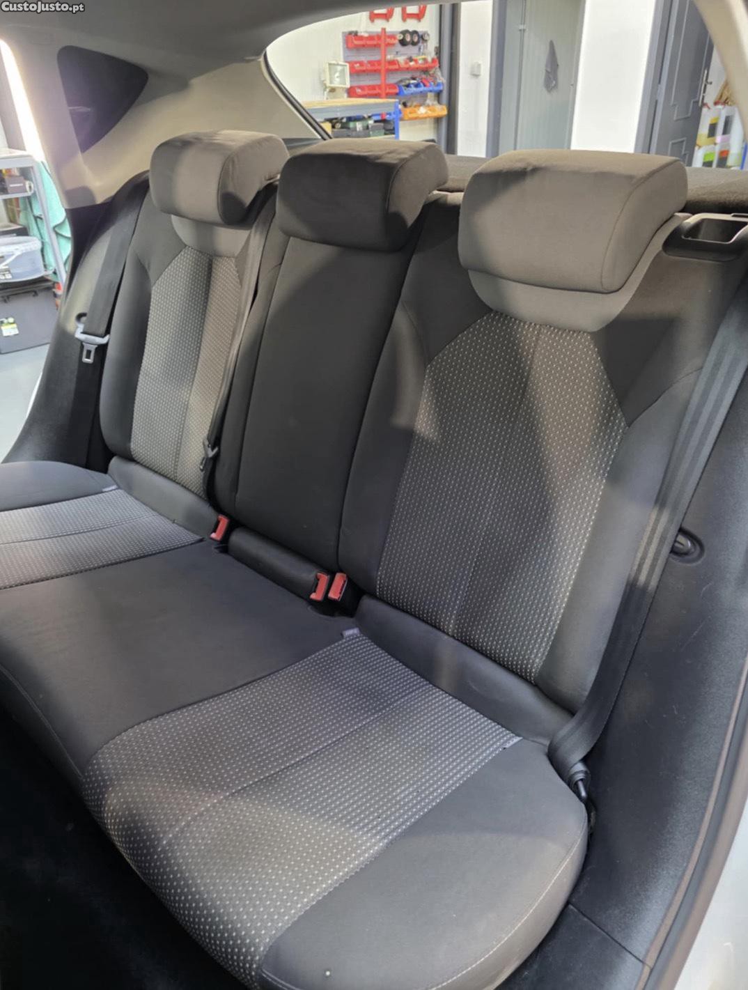 SEAT Leon 1.6 TDI 105 cv — fotografia 5