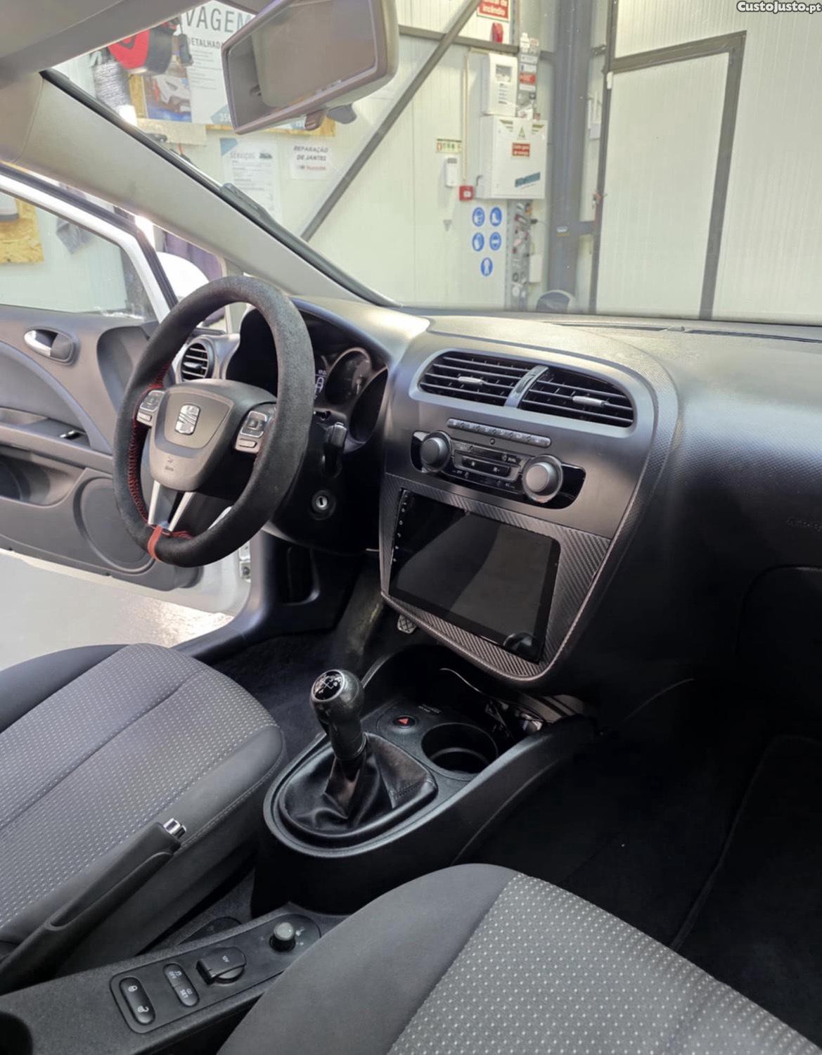 SEAT Leon 1.6 TDI 105 cv — fotografia 2