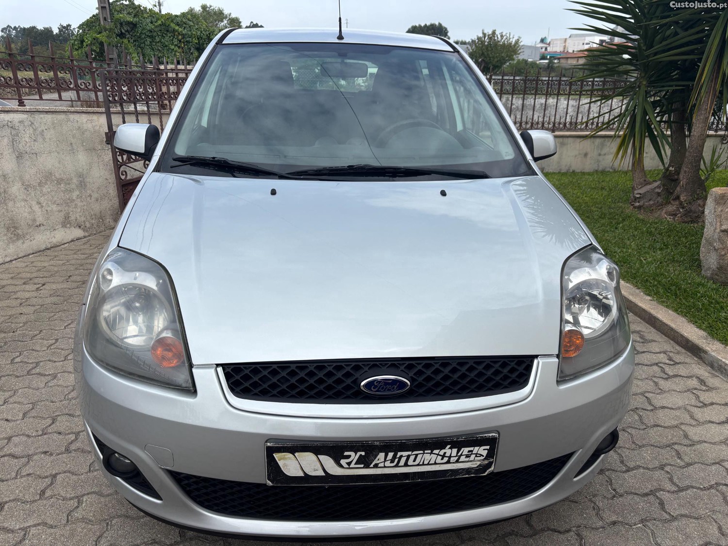 Ford Fiesta 1.4 TDCi Trend — fotografia 15