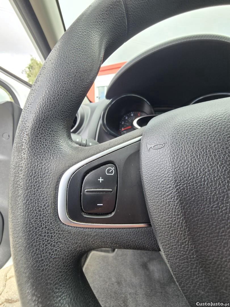 Renault Clio 1.5 dCi Zen — fotografia 2