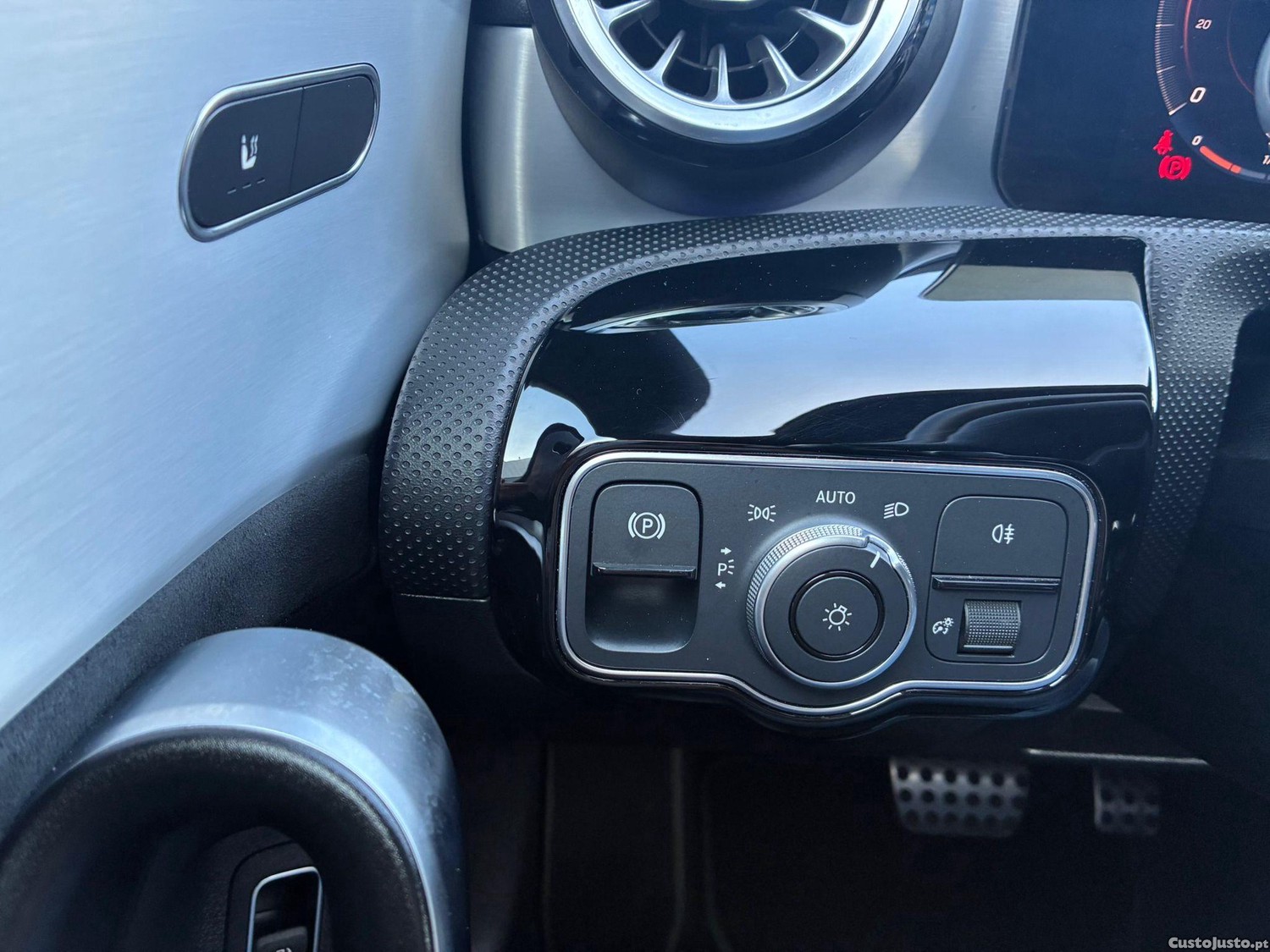 Mercedes-Benz CLA 250 250eAMG LINE — fotografia 13