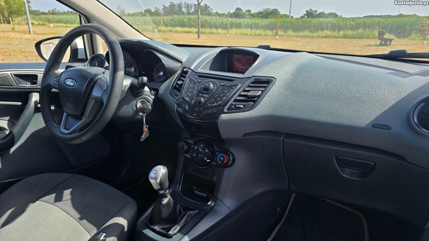 Ford Fiesta 1.4 TDCI TREND — fotografia 2