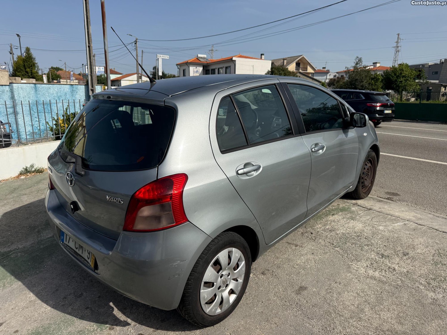 Toyota Yaris 1.0 gasolina — photo 3