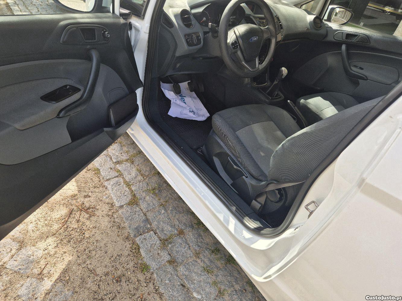 Ford Fiesta 1.4 — fotografia 2