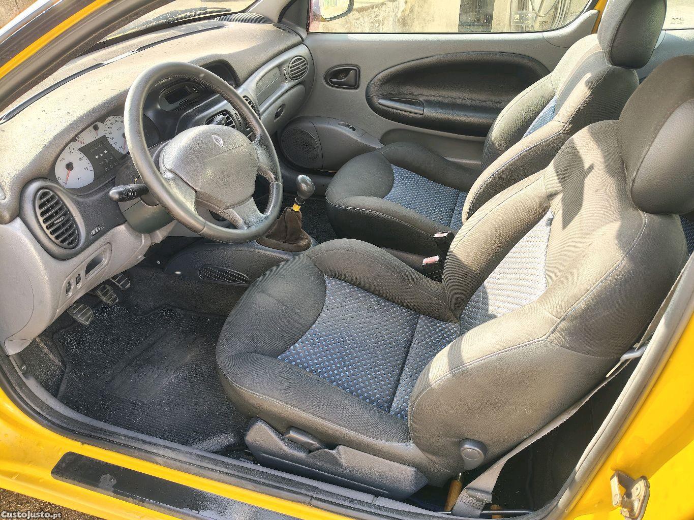 Renault Mégane coupé 16v — fotografia 4