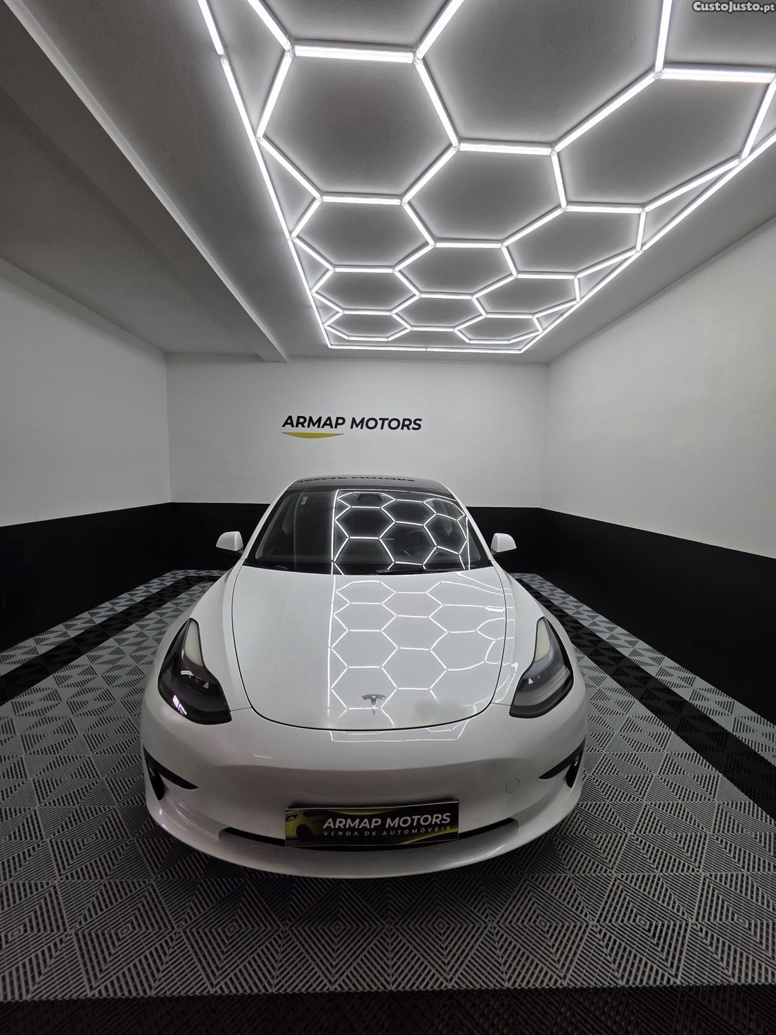 Tesla Model 3 STANDARD PLUS RWD — fotografia 3