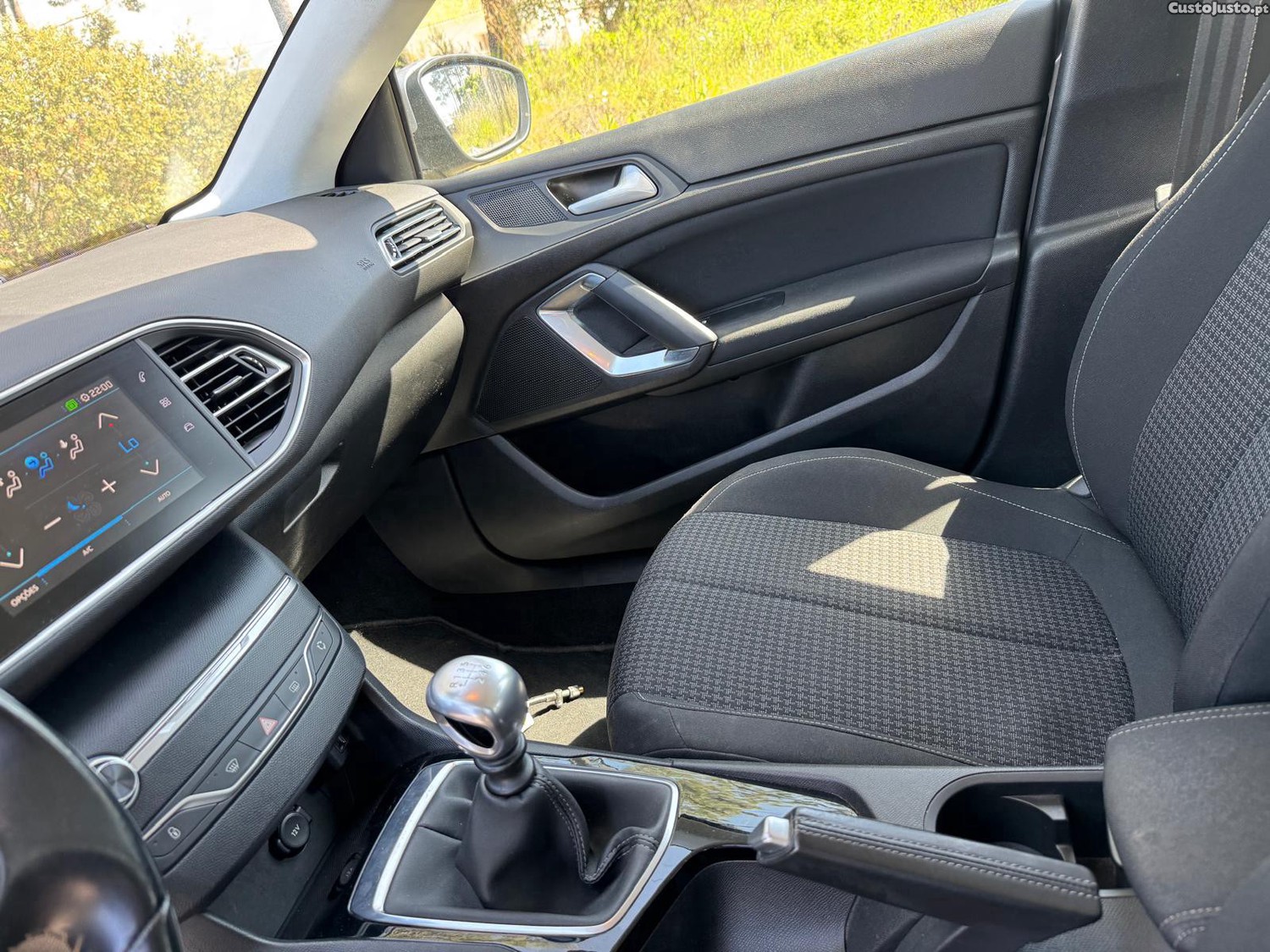 Peugeot 308 II — fotografia 2