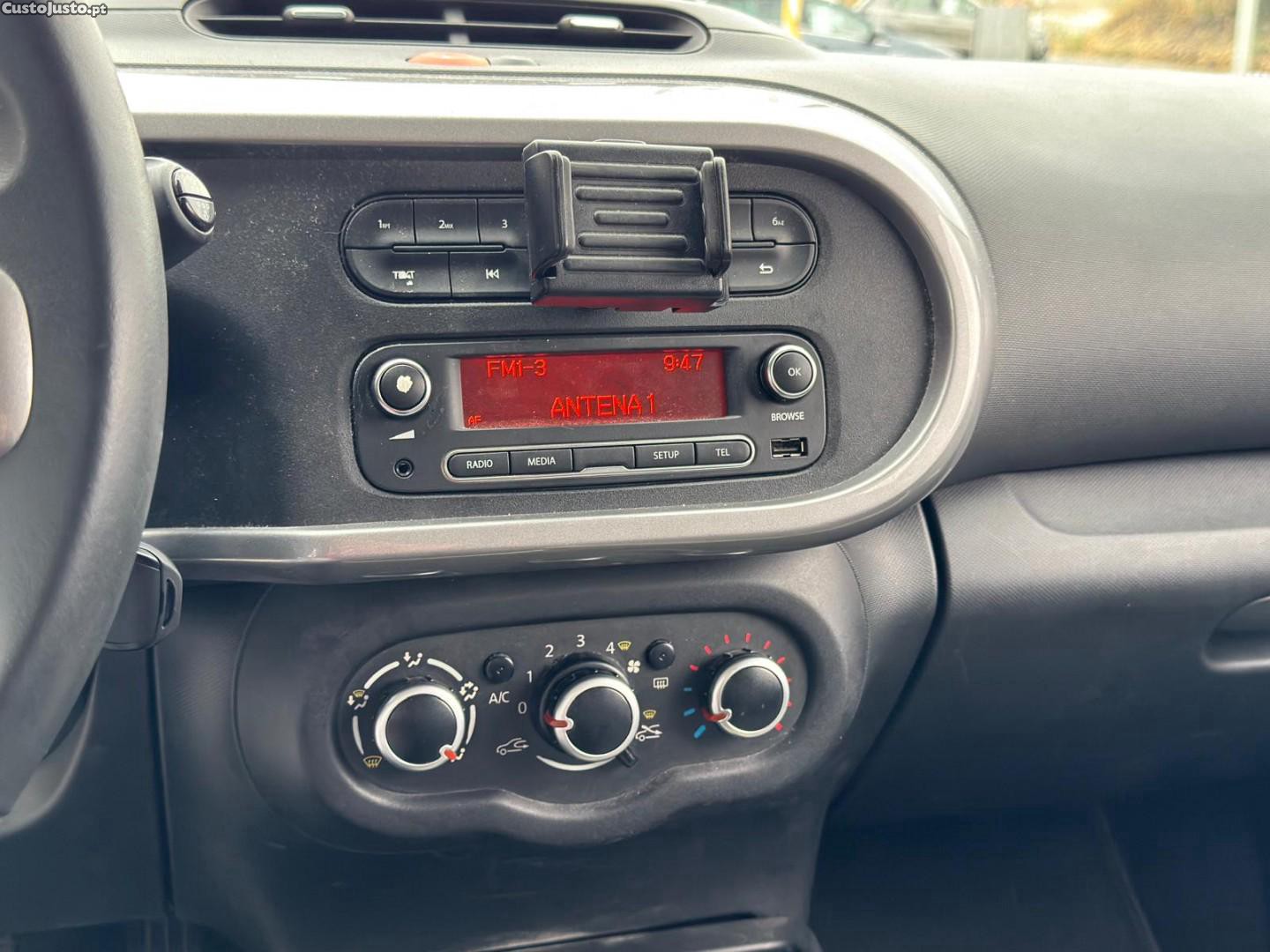 Renault Twingo 1.0 SCe Limited — fotografia 11