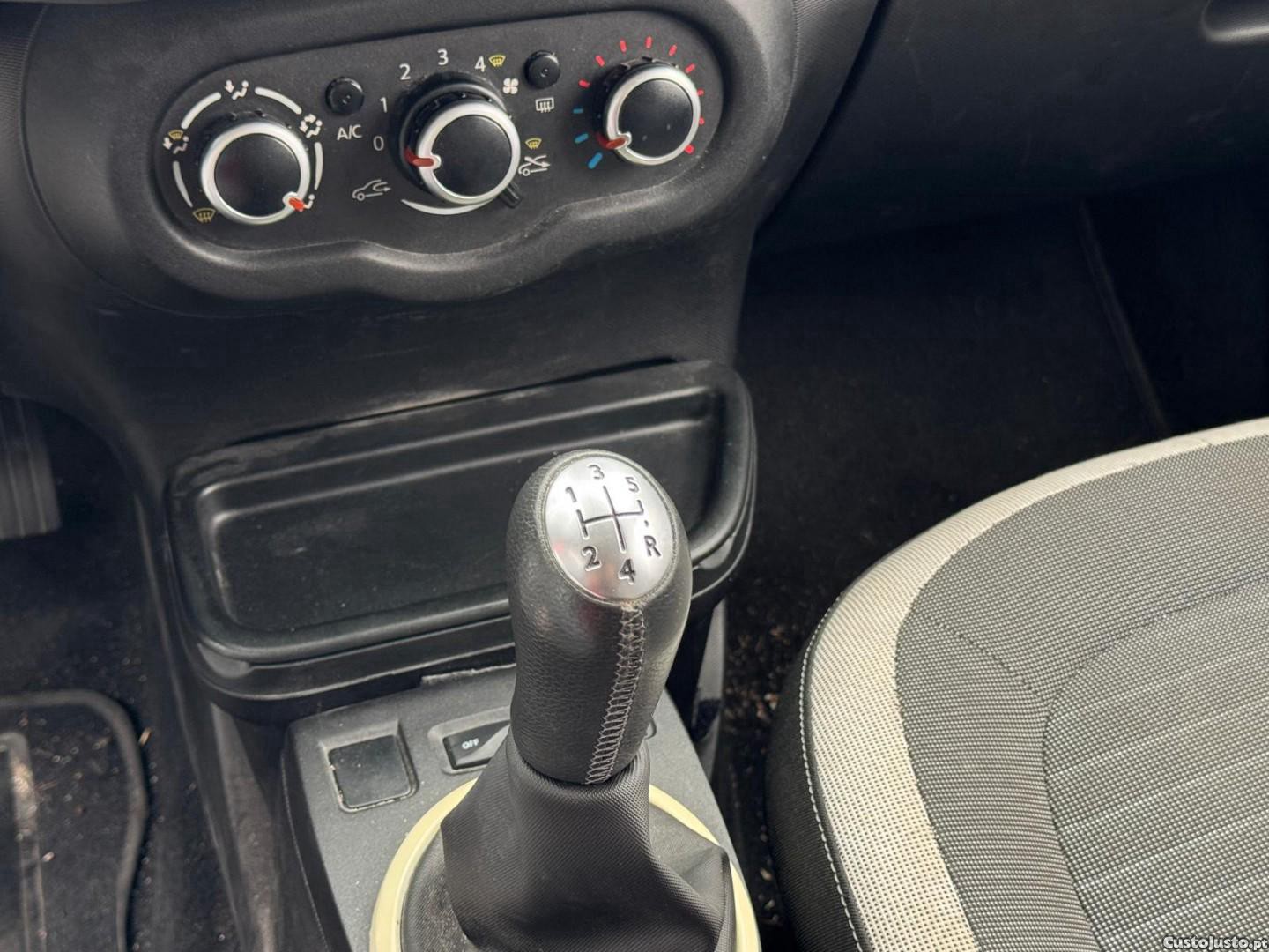 Renault Twingo 1.0 SCe Limited — fotografia 9