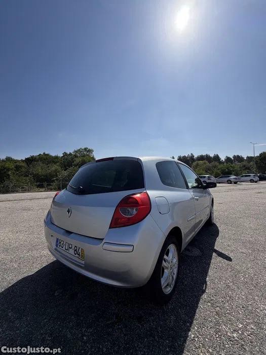 Renault Clio — fotografia 11