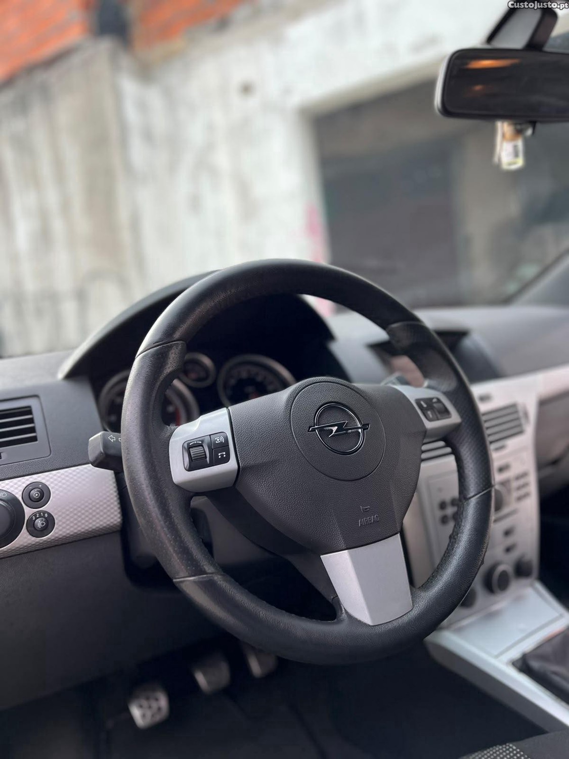 Opel Astra GTC — photo 2