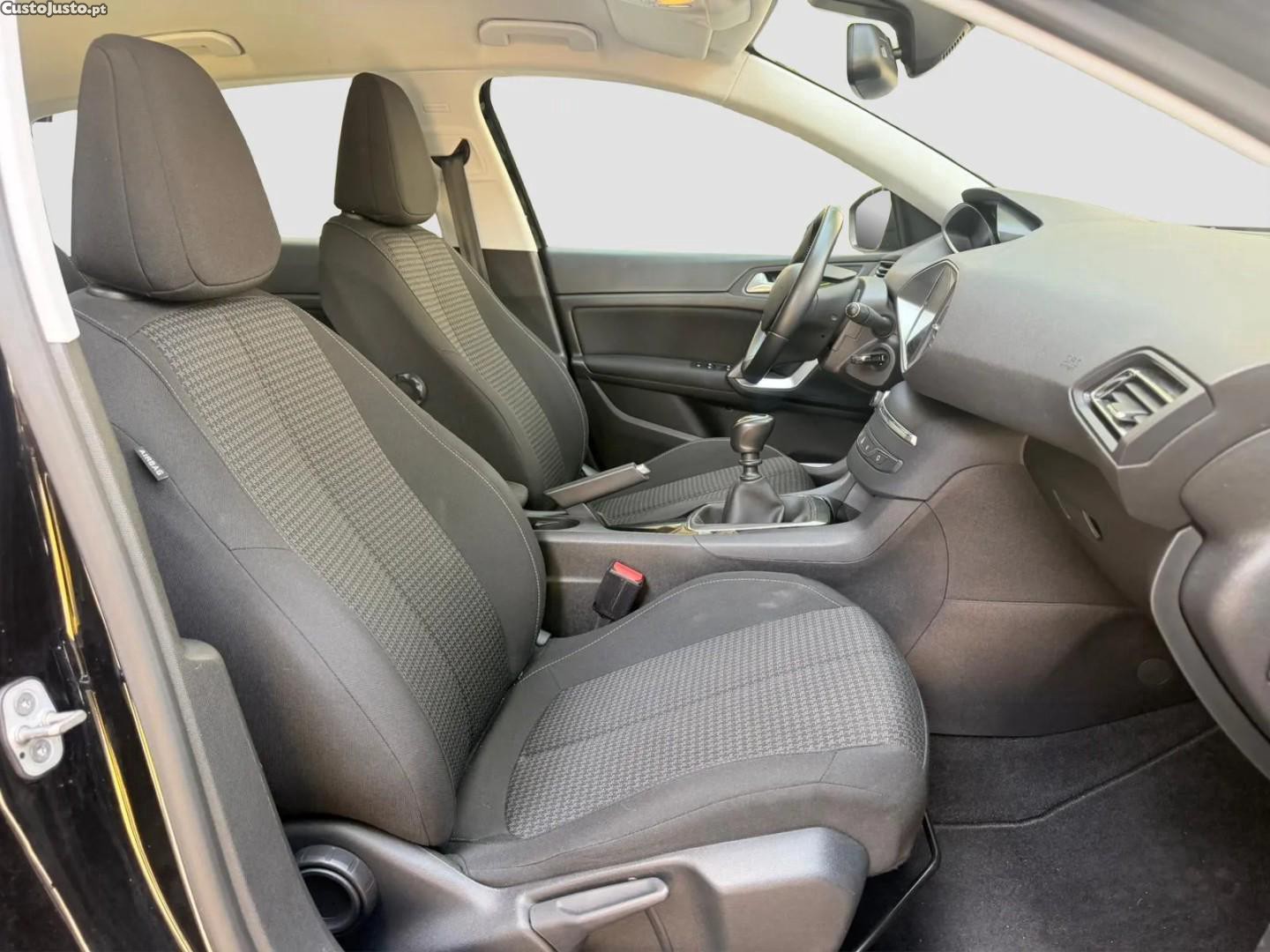 Peugeot 308 1.2 PureTech Active Pack — fotografia 2
