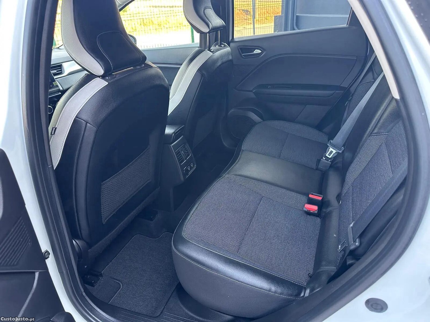 Renault Captur 1.6 E-Tech Intens — fotografia 17