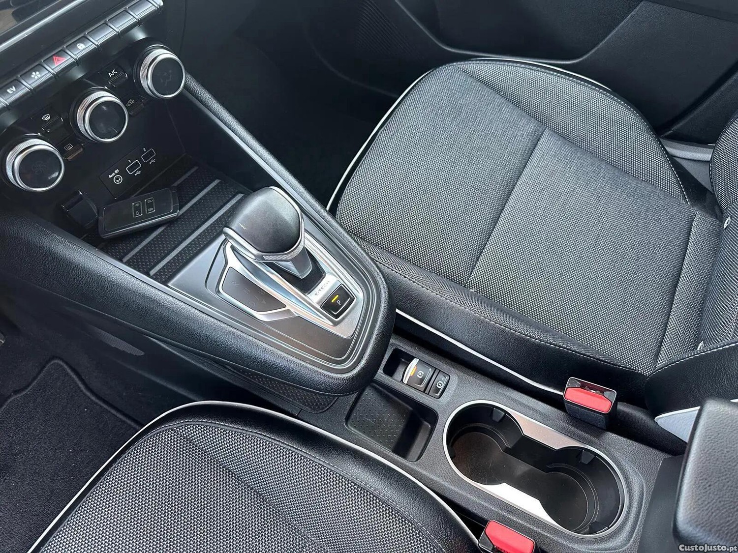 Renault Captur 1.6 E-Tech Intens — fotografia 11